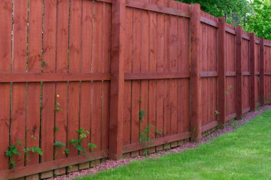 Orta meşe rengi İngiltere boyasıyla kaplı ahşap bahçe çiti.