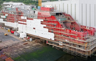 Glasgow Limanı 'ndaki tersanede yeni bir feribot inşaatı var.