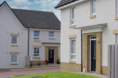 Kırsal bölgelerde artan talep için yeni konut geliştirme evleri inşa ediliyor.