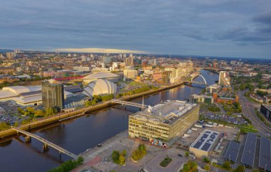 Glasgow Arc ve Bells Köprüsü. Gün batımında Finnieston 'da Clyde Nehri üzerinde.