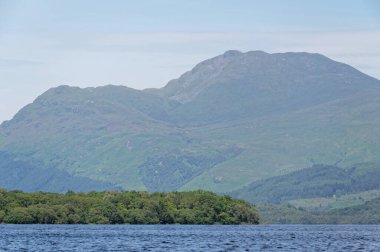 İngiltere yazında Lomond Gölü 'nden Ben Lomond manzarası