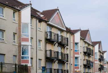 Port Glasgow İngiltere 'de sosyal yardım sorunları olan fakir konutlardaki konut daireleri