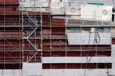 Port Glasgow UK 'deki vinç ve iskeleyi kullanarak yeni bir feribot inşa ediliyor.