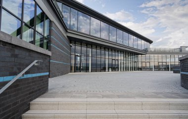 Greenock, İskoçya, İngiltere, 8 Temmuz 2023, Glasgow ve Batı İskoçya için gemi limanı olarak hizmet vermek üzere Yeni Okyanus Terminal Binası