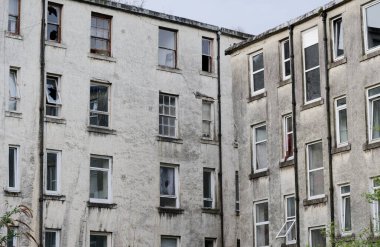 Port Glasgow İngiltere 'de sosyal yardım sorunları olan fakir konutlardaki konut daireleri