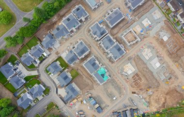 Kırsal bölgelerde artan talep için yeni konut geliştirme evleri inşa ediliyor.