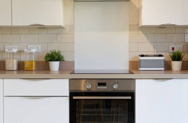 Mutfak iç dekorasyonu nötr renk stili ve beyaz aksesuarlar İngiltere
