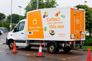 Londra, İngiltere, 16 Eylül 2023, Çevrimiçi müşteriler için süpermarket otoparkında minibüsü tıklayın ve toplayın