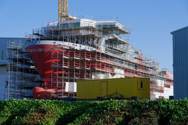 Port Glasgow UK 'deki vinç ve iskeleyi kullanarak yeni bir feribot inşa ediliyor.