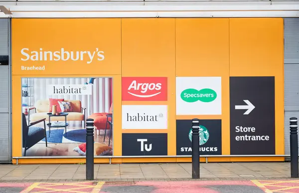 ロンドン イギリス 2023年6月18日 サインバーズのスーパーマーケットバナー店内の他の店舗を宣伝 — ストック写真