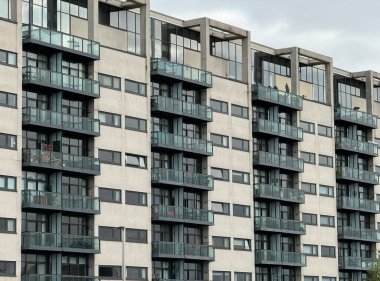 İngiltere kıyılarında yeni gelişen modern yüksek katlı daireler