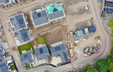 Kırsal bölgelerde artan talep için yeni konut geliştirme evleri inşa ediliyor.