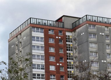 Port Glasgow İngiltere 'de sosyal yardım sorunları olan fakir konutlardaki konut daireleri
