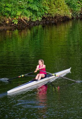 İngiltere nehrinde sabahın erken saatlerinde kanoda kürek çekmek için antrenman yapan kadınlar.