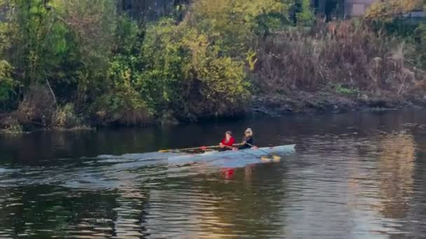 Nehirde Sabahın Erken Saatlerinde Kanoda Kürek Çekmek Için Antrenman Yapan — Stok video