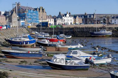 Stonehaven Limanı ve kasaba yazın İngiltere 'de gün doğumunda.