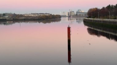Gün doğumunda Clyde Nehri Glasgow İngiltere 'deki Milenyum Köprüsü' nden izlendi.