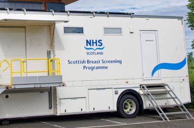Glasgow, İngiltere, 28 Ağustos 2023, perakende otoparkındaki NHS göğüs tarama birimi