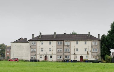 Port Glasgow İngiltere 'de sosyal yardım sorunları olan fakir konutlardaki konut daireleri
