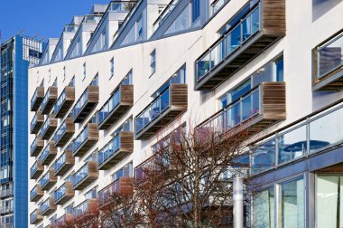 İngiltere kıyılarında yeni gelişen modern yüksek katlı daireler