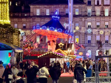 Noel ışıkları ve panayır gezileri şehir merkezindeki George Meydanı 'nda festival sezonu için açılır.