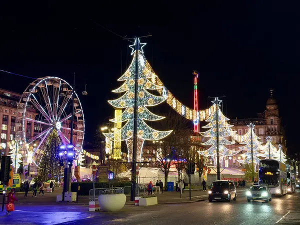 크리스마스 불빛과 박람회는 도심의 스퀘어 George Square 시즌을 열립니다 스톡 사진