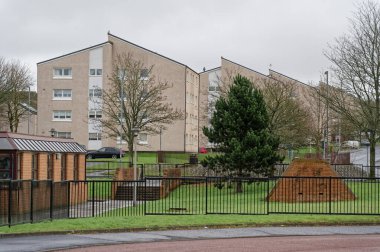 Port Glasgow İngiltere 'de sosyal yardım sorunları olan fakir konutlardaki konut daireleri