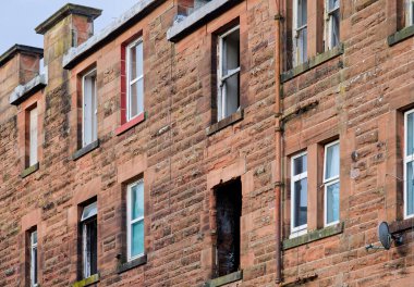 Port Glasgow İngiltere 'de sosyal yardım sorunları olan fakir konutlardaki konut daireleri