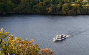 Gemi, Lomond Gölü 'ndeki Balmaha' ya doğru gidiyor.