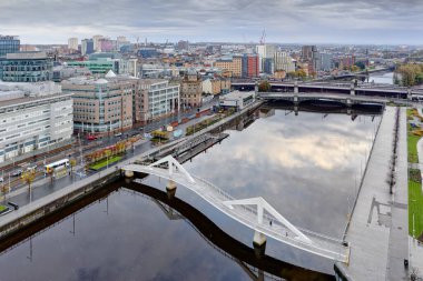 Glasgow, İngiltere, 6 Kasım 2023, Squiggly Köprüsü Clyde Nehri 'nden Broomielaw' a geçiyor.