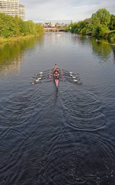 Erkekler yaklaşan yarışma için kano yarışı hazırlıyor