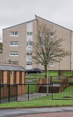 Port Glasgow İngiltere 'de sosyal yardım sorunları olan fakir konutlardaki konut daireleri