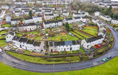 Port Glasgow İngiltere 'de sosyal yardım sorunları olan fakir konutlardaki konut daireleri