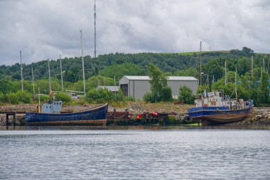 Eski çelik mavi tekne batı kıyısında demirlemiş İskoçya, İngiltere