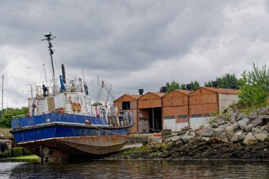 Eski çelik mavi tekne batı kıyısında demirlemiş İskoçya, İngiltere