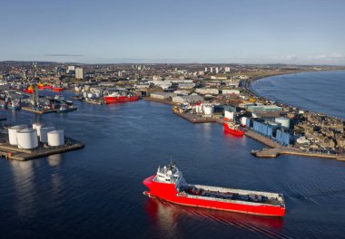Aberdeen limanı ve İngiltere 'den görünen gemiler.