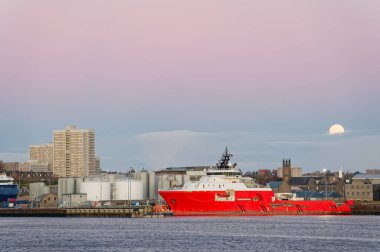 Gündoğumu sırasında Aberdeen limanı ve gemisi görüldü.