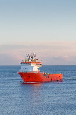 Gemi, Korse Ness Deniz Feneri İngiltere 'yi geçtikten sonra Aberdeen limanına varıyor.