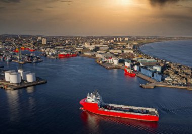 Gemi, Korse Ness Deniz Feneri İngiltere 'yi geçtikten sonra Aberdeen limanına varıyor.