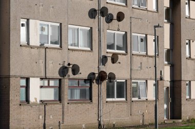 Council House UK duvarında grup halinde uydu antenleri