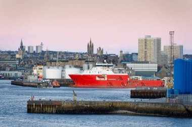 Gündoğumu sırasında Aberdeen limanı ve gemisi görüldü.