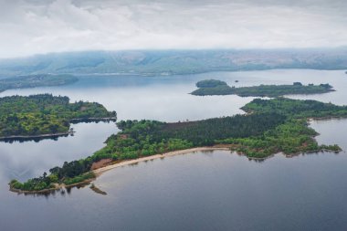 Lomond Gölü hava manzarası Inchtavannach, Inchconnachan, Inchcruin ve Inchfad UK adalarını gösteriyor.