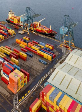 Deniz limanındaki konteynırlar diğer ülkelere mal taşınması için hazır.