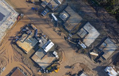 Kırsal bölgelerde artan talep için yeni konut geliştirme evleri inşa ediliyor.