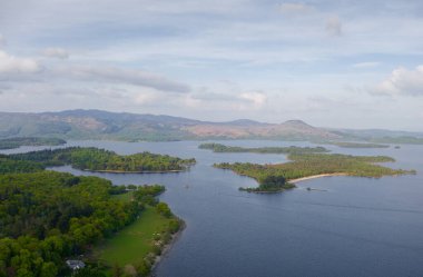 Lomond Gölü hava manzarası Inchtavannach, Inchconnachan, Inchcruin ve Inchfad UK adalarını gösteriyor.