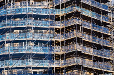 İnşaat çalışmalarına güvenli erişim için çevredeki yerleşim alanlarının iskelesi.