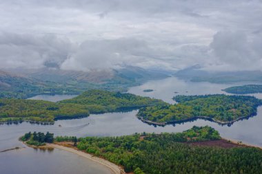 Lomond Gölü hava manzarası Inchtavannach, Inchconnachan, Inchcruin ve Inchfad UK adalarını gösteriyor.