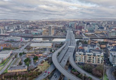 Glasgow, İngiltere, 14 Ocak 2024, Kingston Köprüsü 'nün Clyde Nehri üzerindeki havadan görüntüsü ve M8, M74 Otoyolu UK