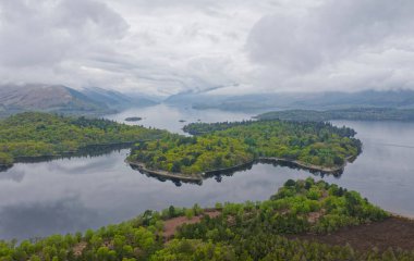 Lomond Gölü hava manzarası Inchtavannach, Inchconnachan, Inchcruin ve Inchfad UK adalarını gösteriyor.