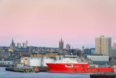 Gündoğumu sırasında Aberdeen limanı ve gemisi görüldü.